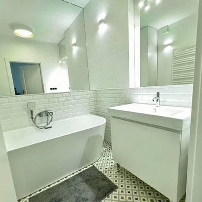 Alquiler de un elegante apartamento amueblado de 3 habitaciones, 74 m², Śródmieście, Varsovia, Polonia